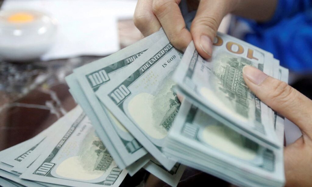 cautela nos mercados globais. As negociações foram influenciadas pelas tensões n