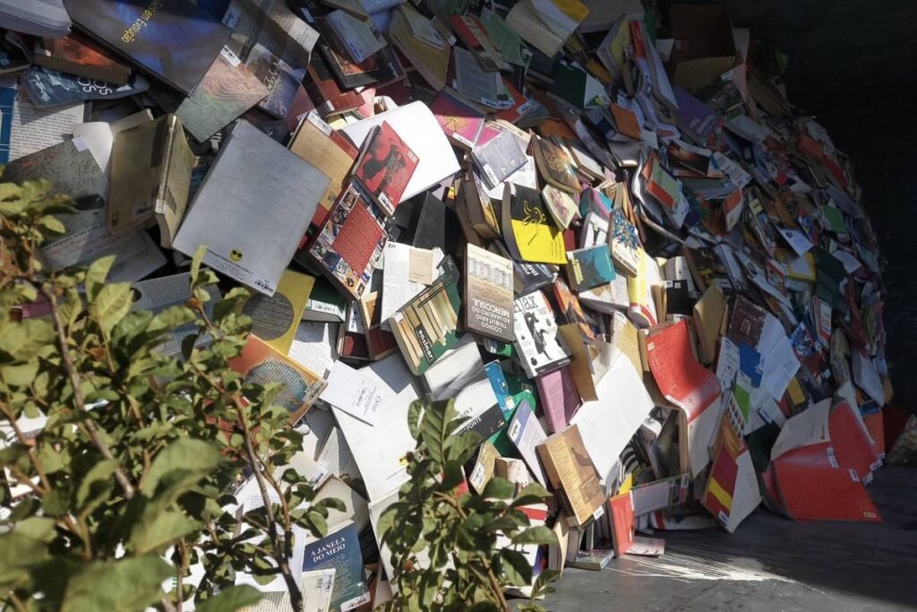 Descarte de milhares de livros em Osasco: MP abre inquérito e prefeito promete apuração