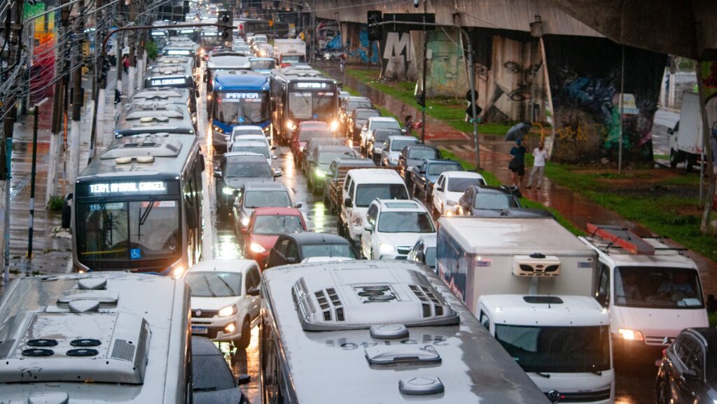 conta do feriado, as faixas exclusivas de ônibus estarão liberadas para os carro