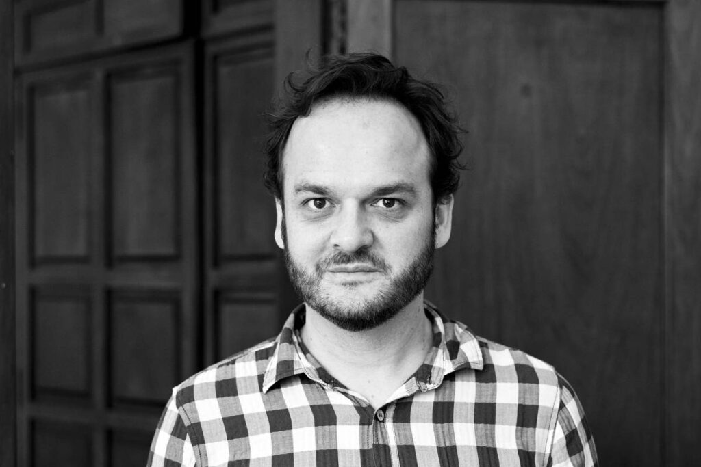Ornamento: a frieza narrativa de Juan Cárdenas em romance sobre droga do prazer