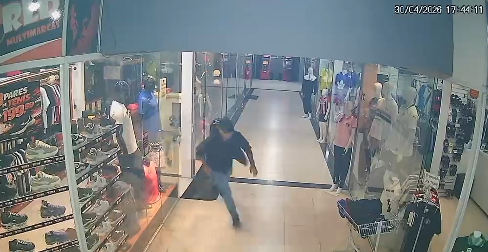 al. Durante a briga, o suspeito atira contra a vítima. Na sequência, ele deixa o