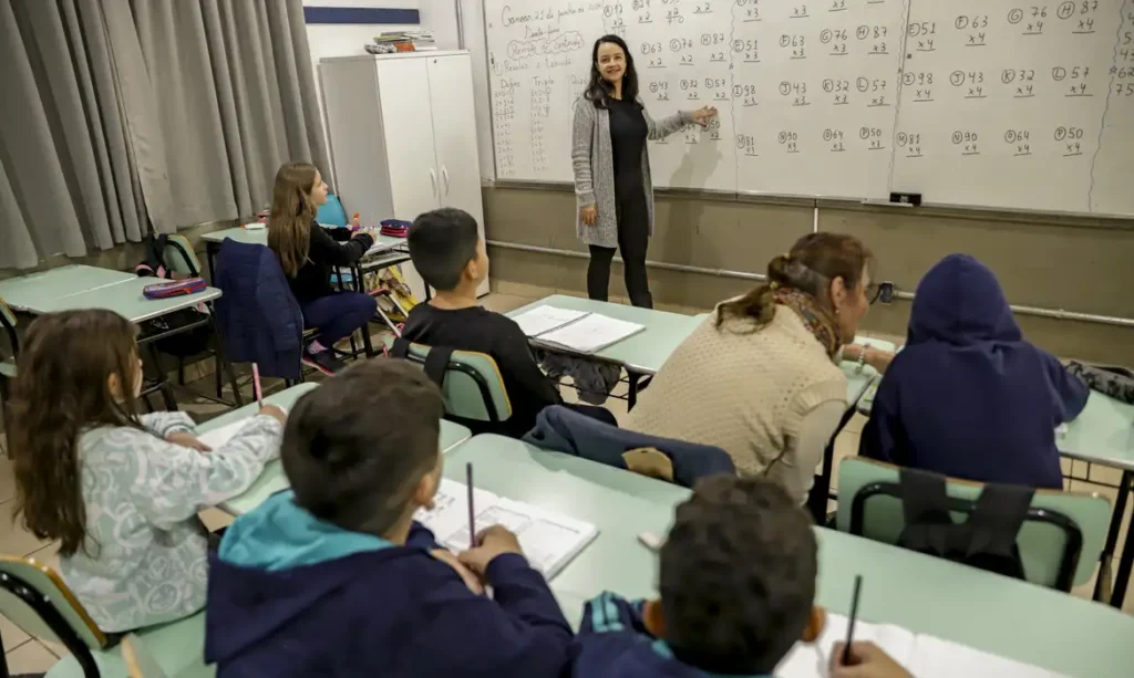 ários do 5º ou 6º ano do ensino fundamental ou que exerçam a função de formadore