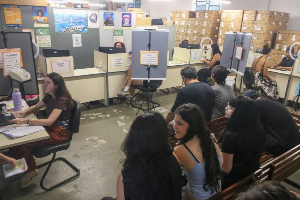 ordem de chegada e respeito às prioridades na fila. Somente durante os plantões