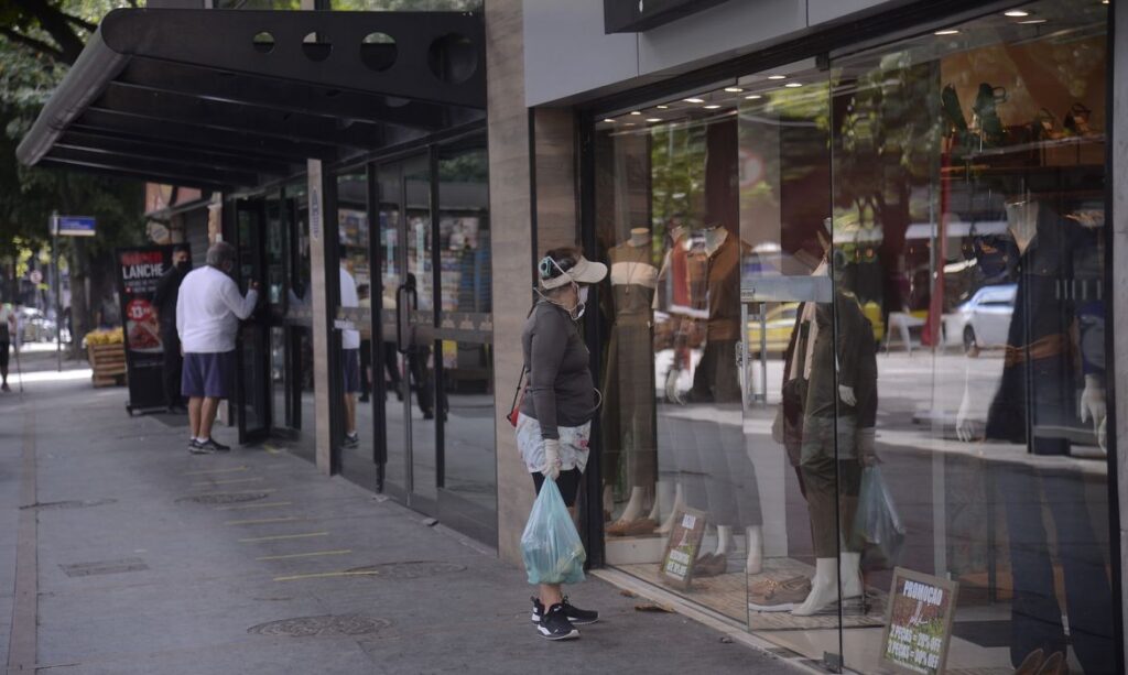 incertezas geopolíticas e tensões comerciais. A prata e as bijuterias seguiram a