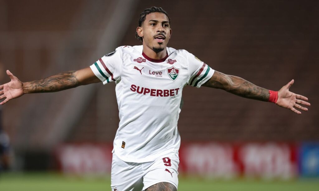 ting Cristal e assume ponta de grupo. Fluminense anuncia a contratação do atacan
