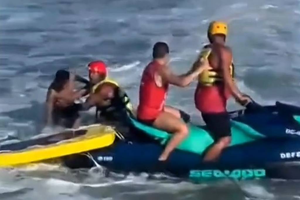 Defesa Civil resgata surfista de 26 anos após duas horas à deriva com luxação em Maricá