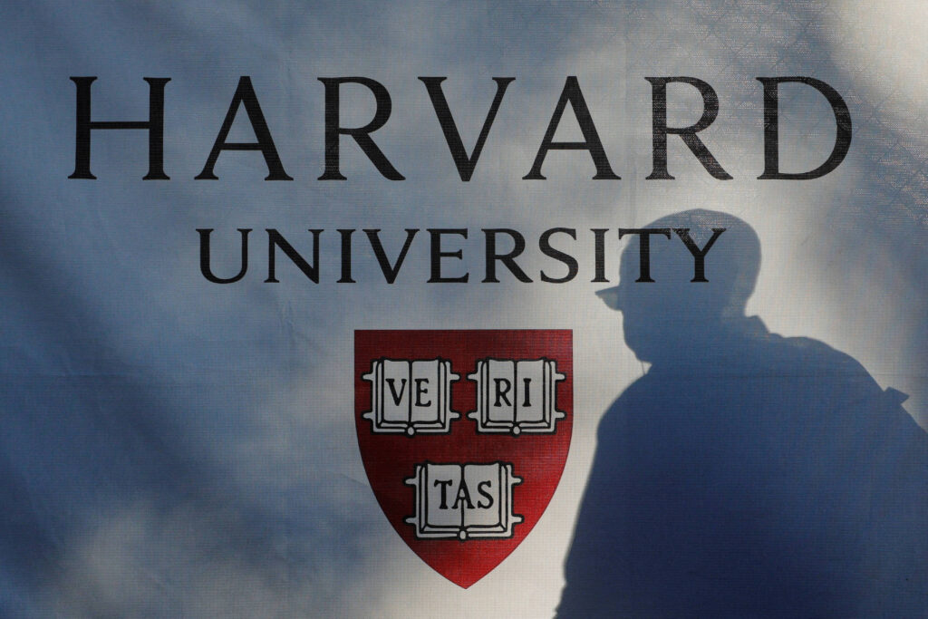 Ataque hacker paralisa Canvas, plataforma de Harvard e Stanford, e ameaça dados de milhões