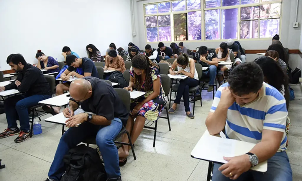 tunidade para jovens e adultos que não concluíram os estudos na idade apropriada