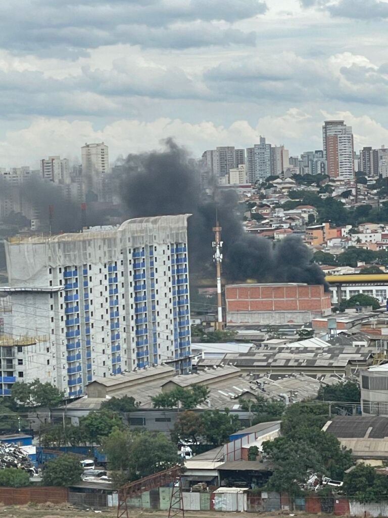 Fumaça de incêndio é vista na Mooca Renata Bitar/TV Globo
