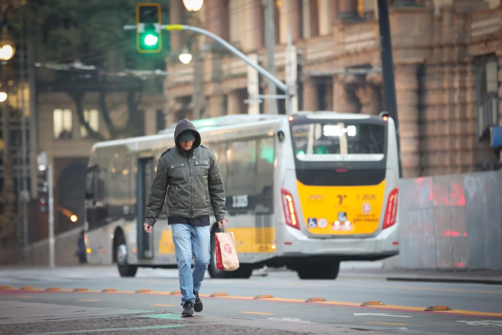 chuva, ventos e queda brusca nas temperaturas, a cidade de São Paulo deve começa