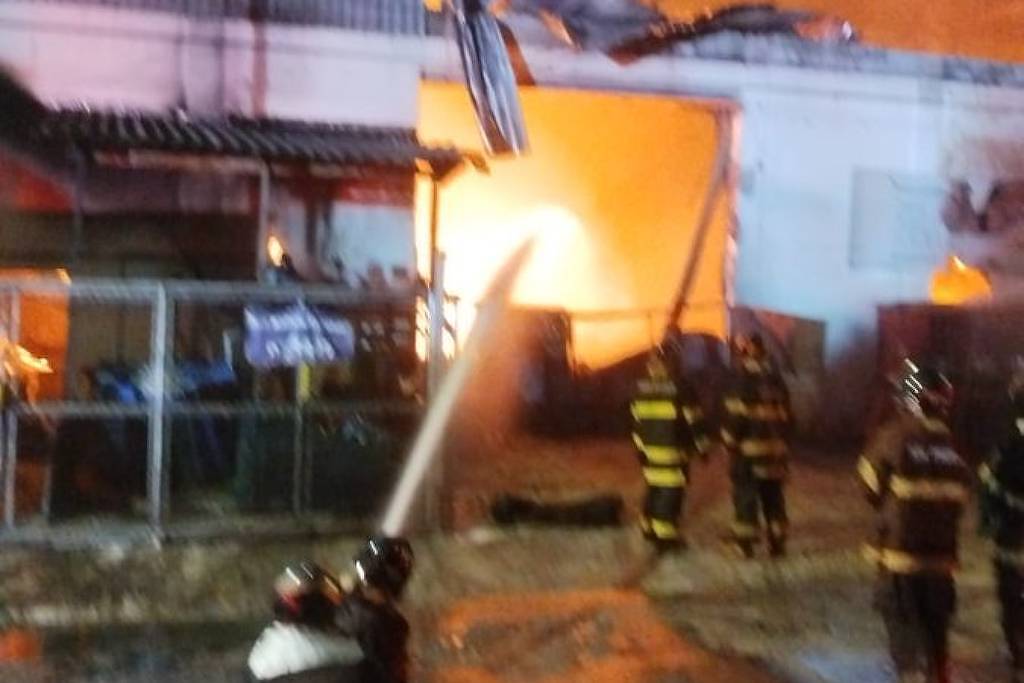 Incêndio destrói fábrica de velas em Mauá e mobiliza grande operação dos bombeiros