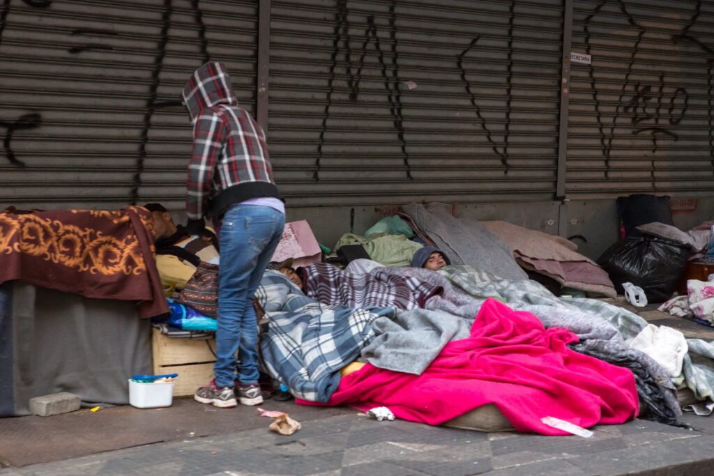 Moradores de rua se protegem do frio no centro de São Paulo Celso Tavares/G1