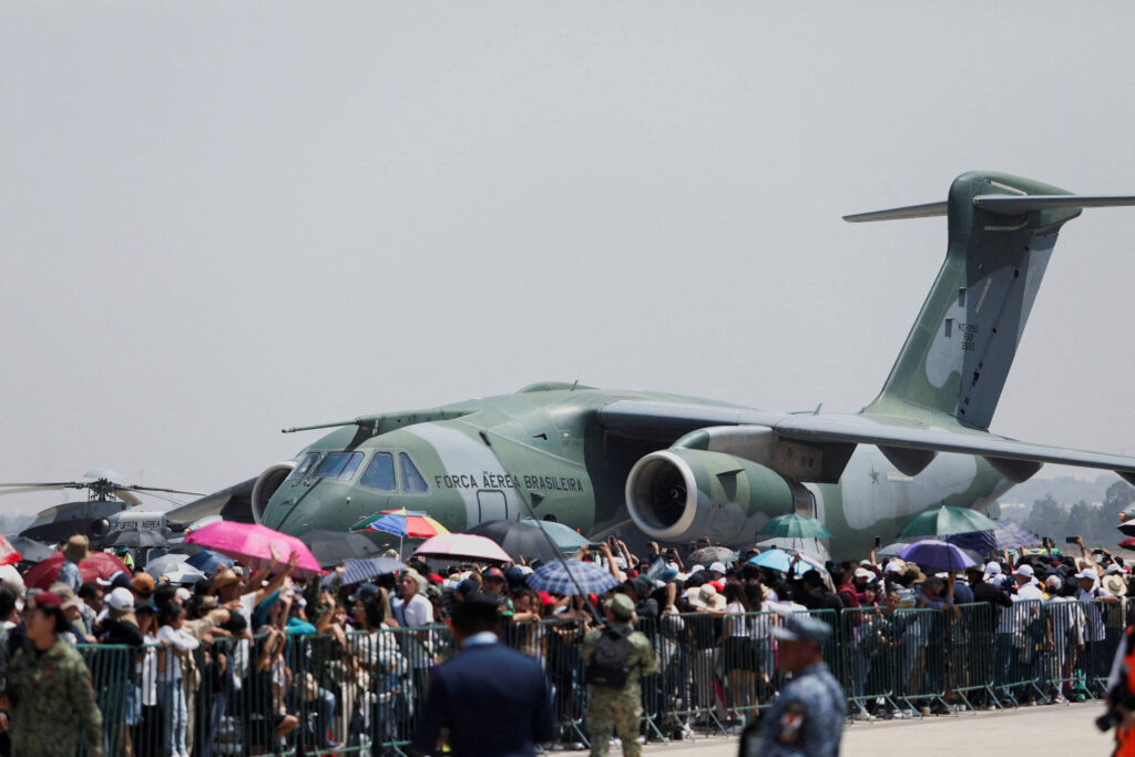 Embraer intensifica negociações para vender avião militar C-390 a Colômbia e Chile
