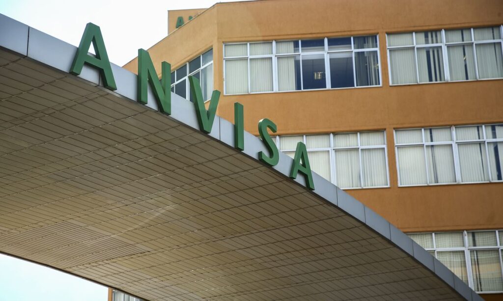 comparabilidade, tendo sido comparado ao medicamento Stelara. “Yesintek é biossi