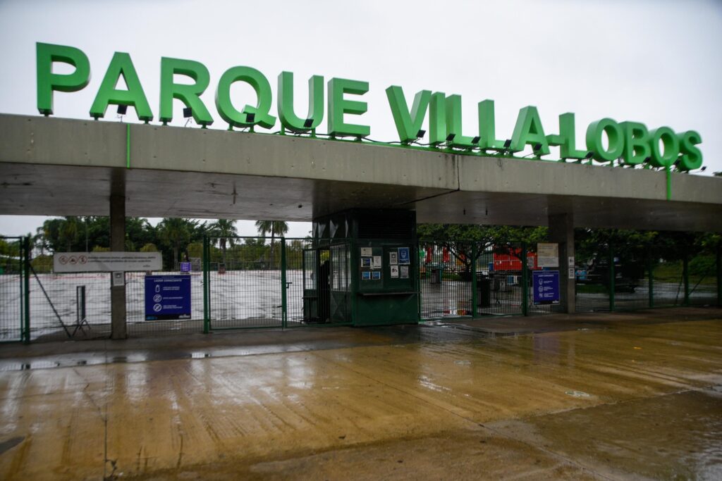 tões fechados do Parque Villa Lobos na cidade de São Paulo, neste sábado (6), po