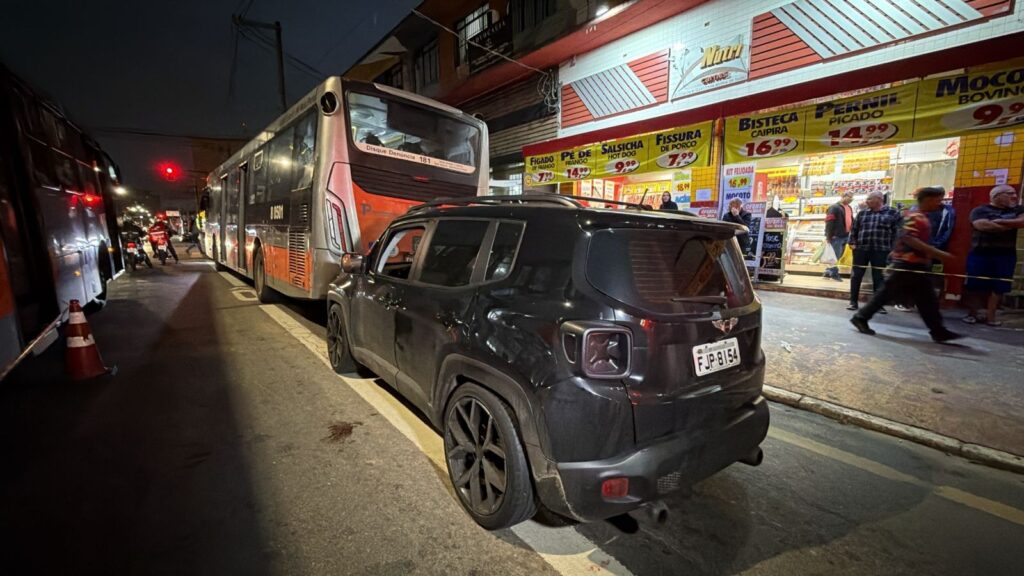 Carro onde estava idoso baleado durante assalto na Zona Oeste Abraão Cruz/TV Globo