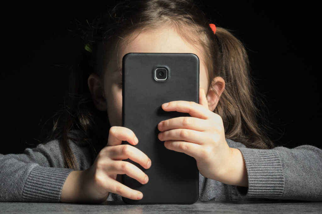 Crianças hoje tem livre acesso a conteúdos por streaming no celular e computador - Roman - stock.adobe.com