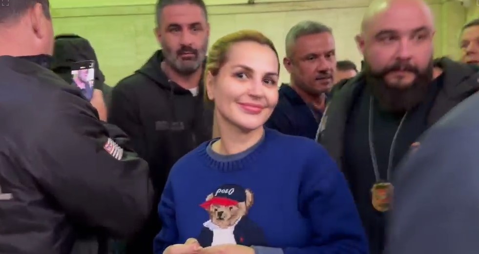 Deolane Bezerra na saída da sede da Polícia Civil em SP William Santos/TV Globo