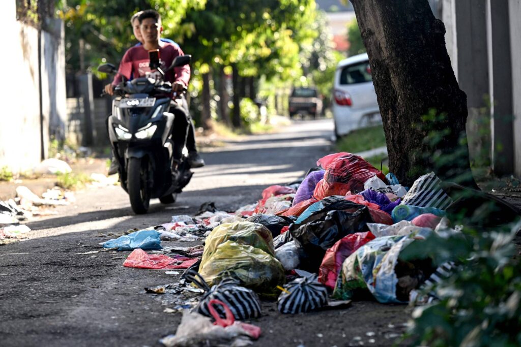 Crise do lixo atinge o paraíso de Bali após fechamento de aterro