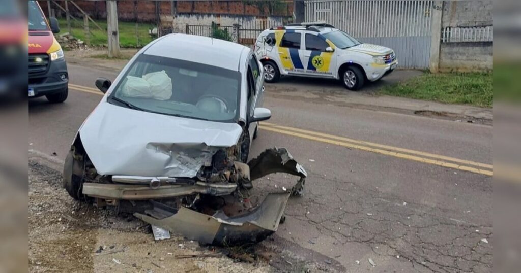 Fuga após grave acidente com três carros em São José dos Pinhais deixa dois feridos