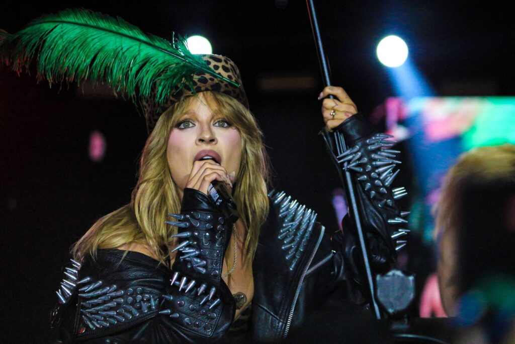 Luísa Sonza na Virada Cultural: show desafiado por chuva, falhas e desmaios na plateia