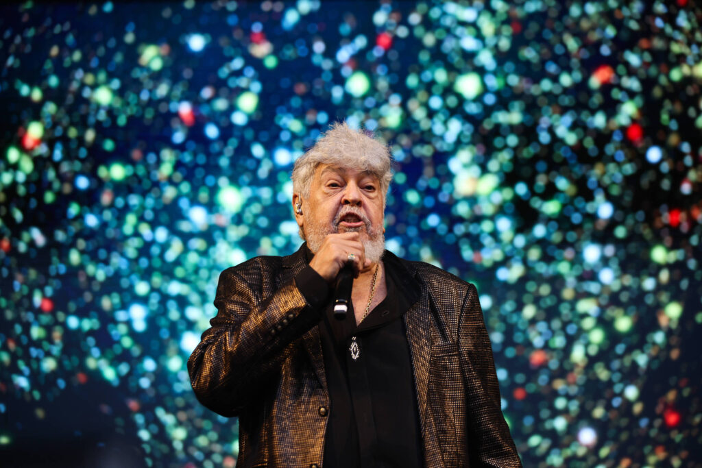 Sidney Magal brilha na Virada Cultural com rosas e carisma, celebrando a música e a vida