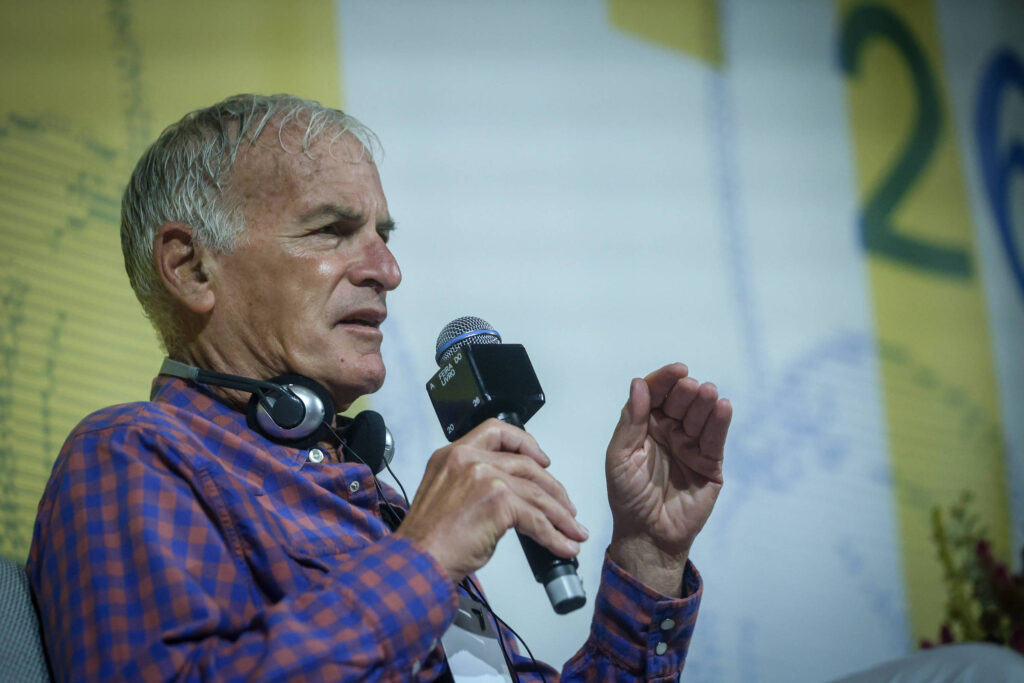 Norman Finkelstein atrai multidão e forte segurança em debate na Feira do Livro