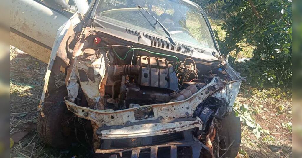Acidente na Pr-466 em Lidianópolis deixa dois feridos após capotamento de veículo