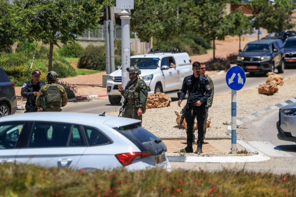 Ataques a tiros em Israel deixam um morto e cinco feridos em meio a alerta de terrorismo