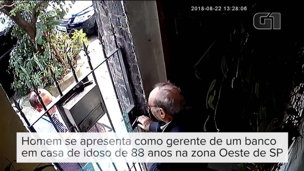 Vídeo mostra golpe contra idoso dentro da própria casa na zona Oeste de São Paulo