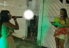 Interrupção viral: idosa confronta cantora durante homenagem romântica em Feira de Santana