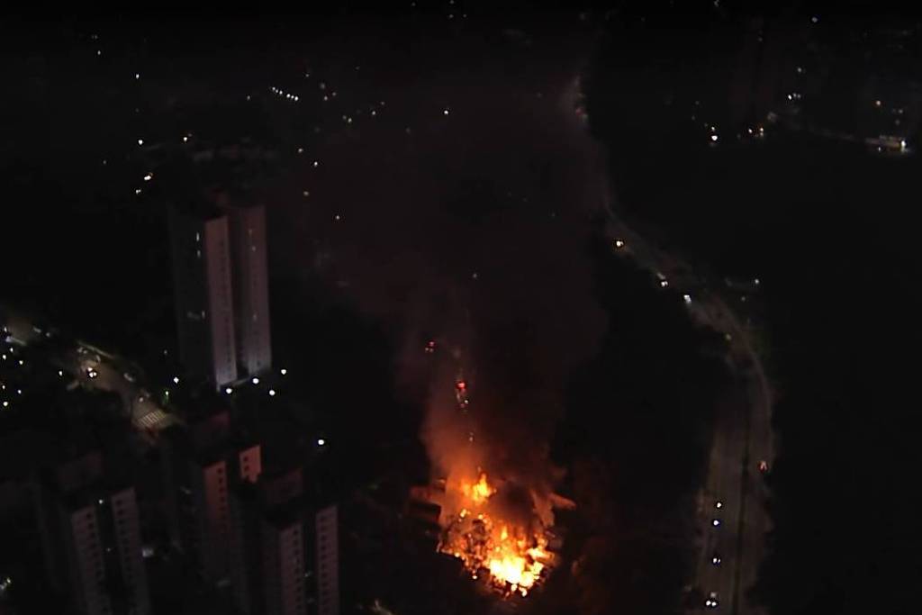 Grande incêndio consome dez casas em comunidade da Vila Andrade, São Paulo