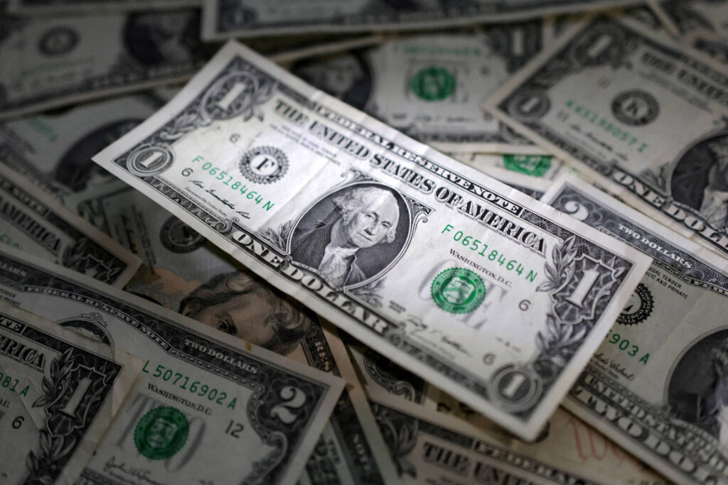 Dólar opera em queda após adiamento de negociações entre Estados Unidos e Irã