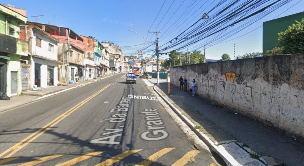 uma mulher que perdeu o controle no momento do acidente. A Polícia Militar não i