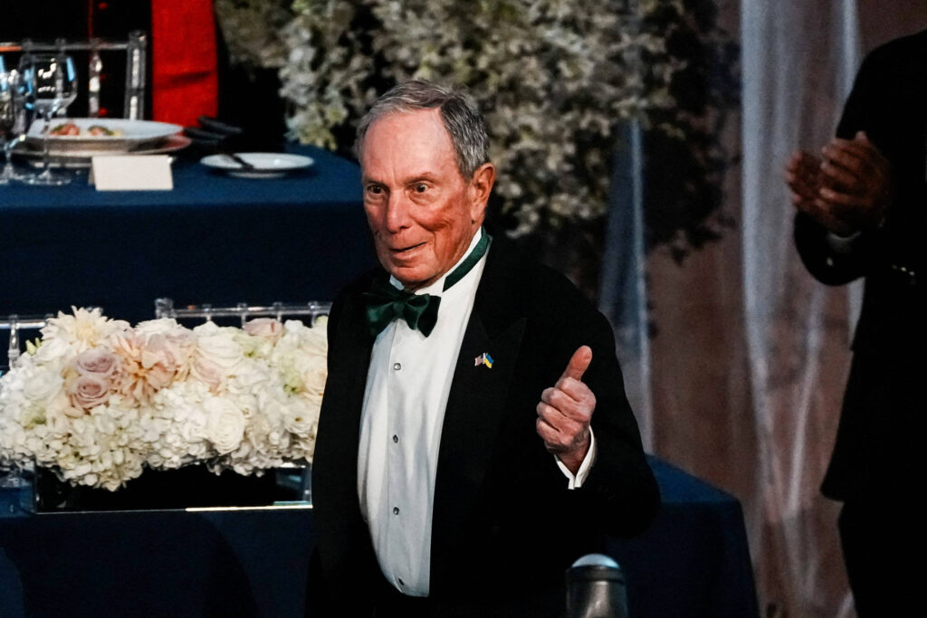 Michael Bloomberg investe milhões para fortalecer lobby verde contra combustíveis fósseis