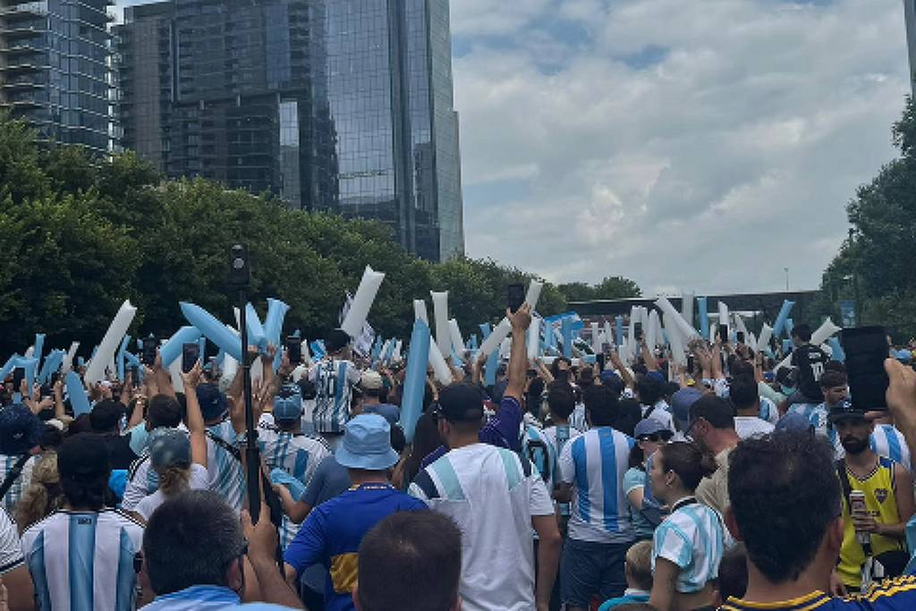 Festa argentina toma Dallas com cânticos sobre Maradona e Pelé antes de jogo crucial