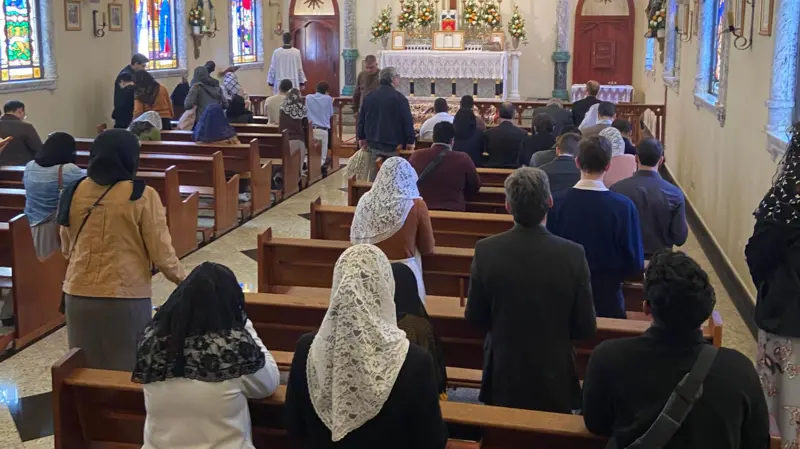 cerca de uma hora, os olhos voltados para o Jesus crucificado, as flores e os ca