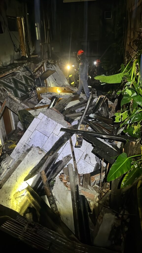 volta das 23h25. Cerca de 10 pessoas vivem no local. O primeiro pavimento da con