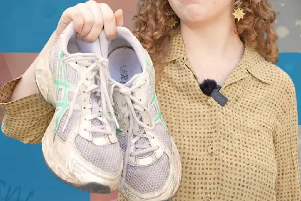 Pessoas de diversos lugares do mundo pensam diferente na hora de tirar ou não os sapatos quando entram em casa, mas o que é mais higiênico? - BBC