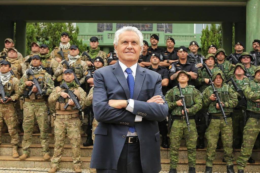 Ronaldo Caiado recepciona, enquanto era governador de Goiás, policiais do estado em frente ao Palácio das Esmeraldas, sede do governo - Secretaria de Comunicação do Governo de Goiá