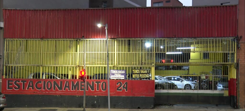 ta de madeira, com diversos ferimentos provocados por agressões. "Estavam em doi
