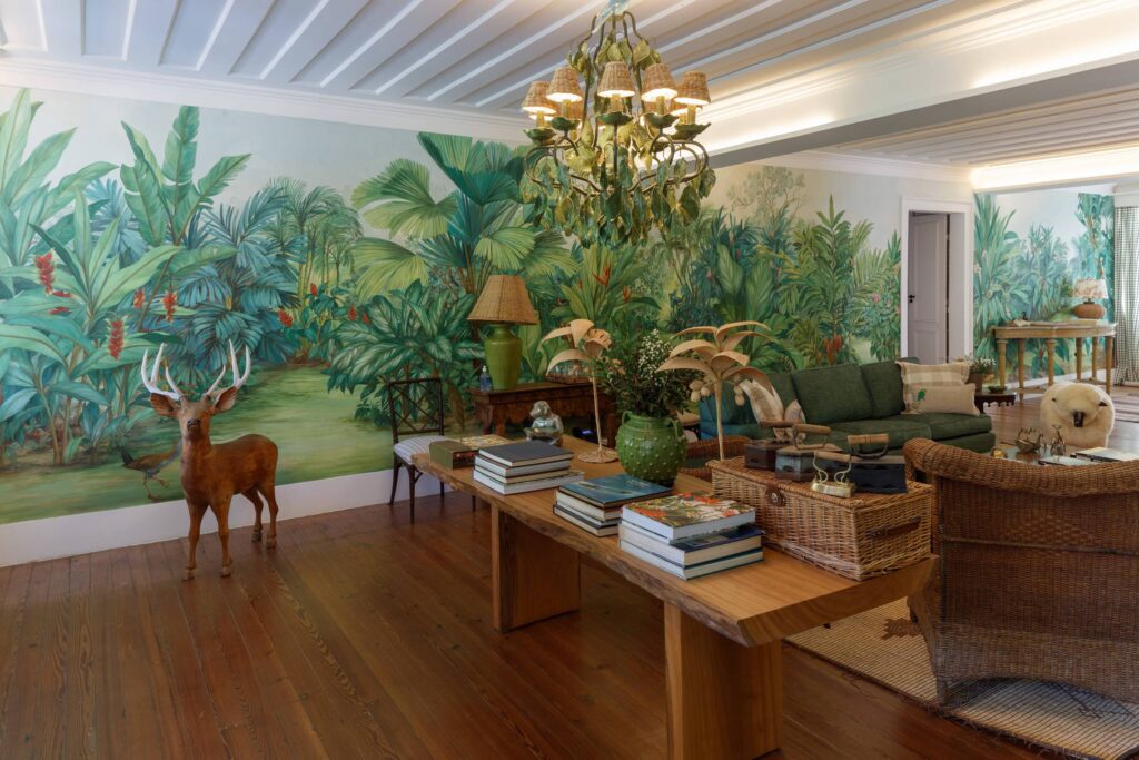 A exuberância tropical da artista francesa Dominique Jardy redefine a decoração de luxo no Brasil e chega aos lares
