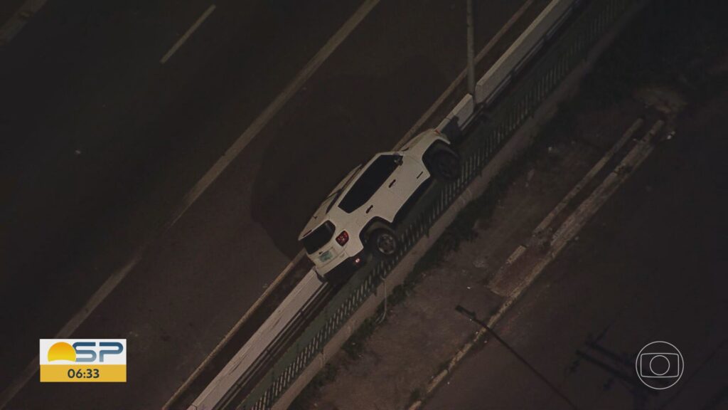 Acidente na madrugada deixa carro pendurado em viaduto da Vila Leopoldina, em São Paulo