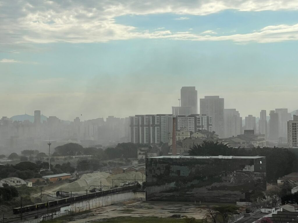 Alerta de rajadas de vento severas em São Paulo desvia voos e mobiliza Defesa Civil