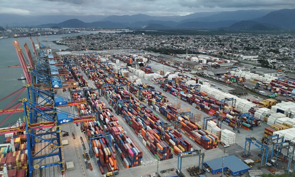 Brasil registra exportações recordes e déficit das contas externas recua em junho