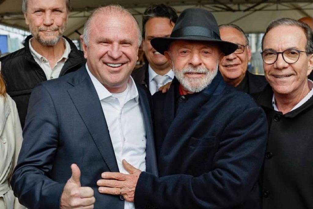 Candidato de Lula em Santa Catarina adota estratégia de centro para desafiar direita