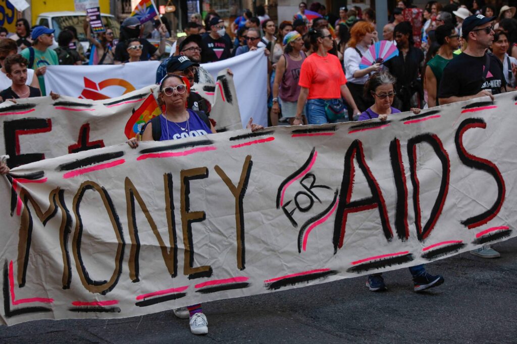 Cortes no programa de combate ao HIV de Trump afetam 77 mil crianças e fecham clínicas