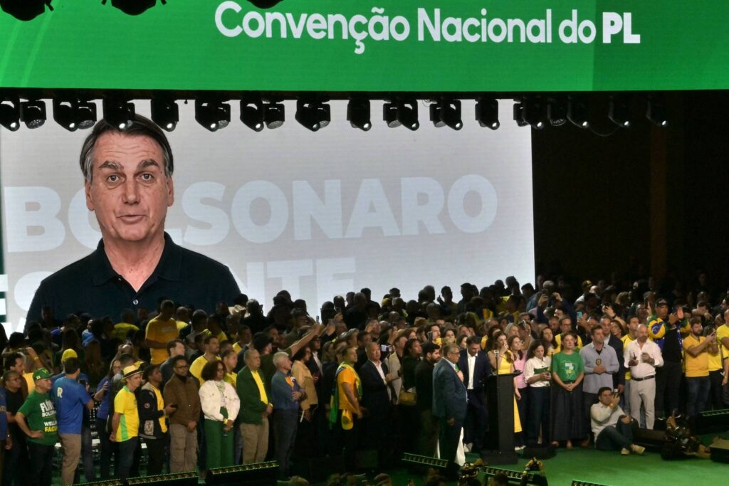 Defesa de Flávio Bolsonaro afirma ao TSE que vídeo de IA de ex-presidente é legal
