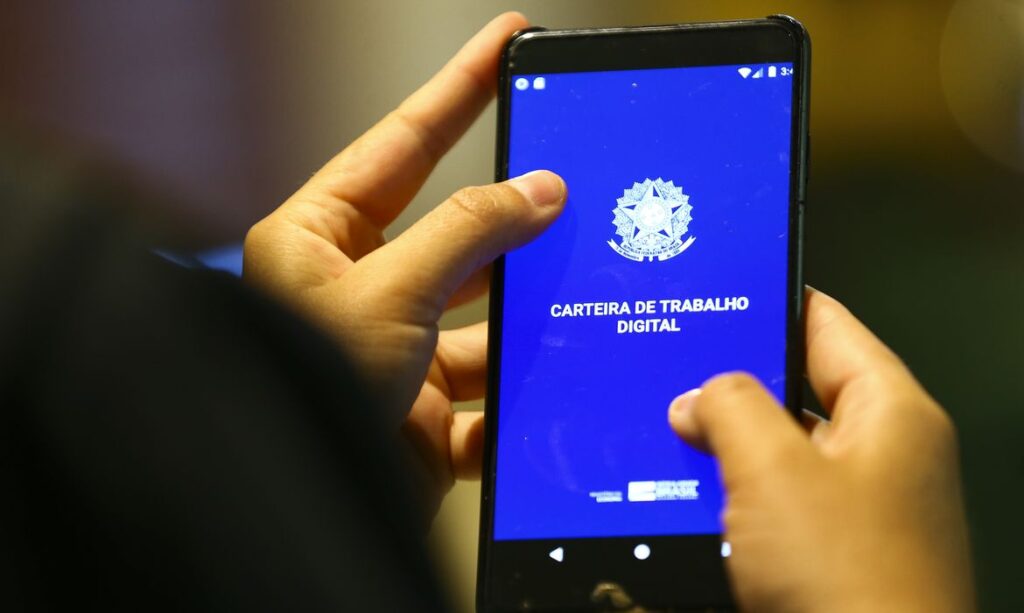 Desemprego no Brasil cai a 5,4% no 2º trimestre, menor nível em mais de uma década