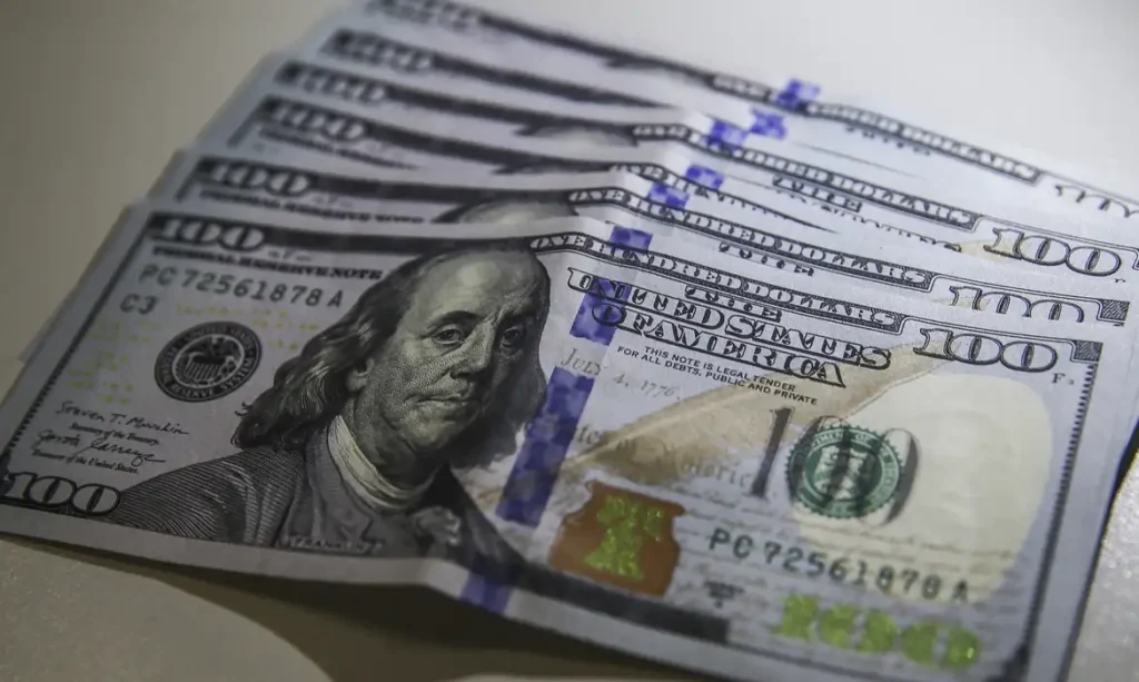Dólar encerra semana estável em R$ 5,08 sob efeito de tensões globais e tarifas